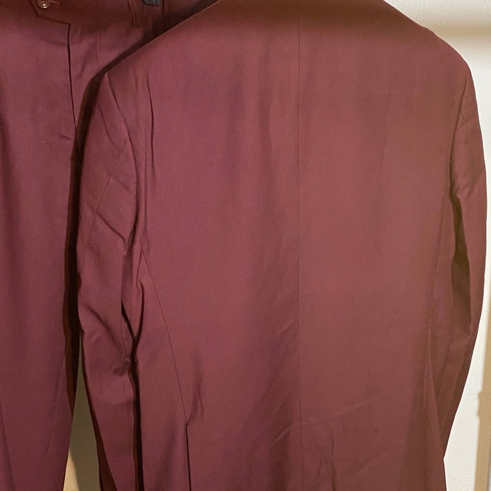 Sophisticated Burgundy Men's Suit - Picture 5 of 7
